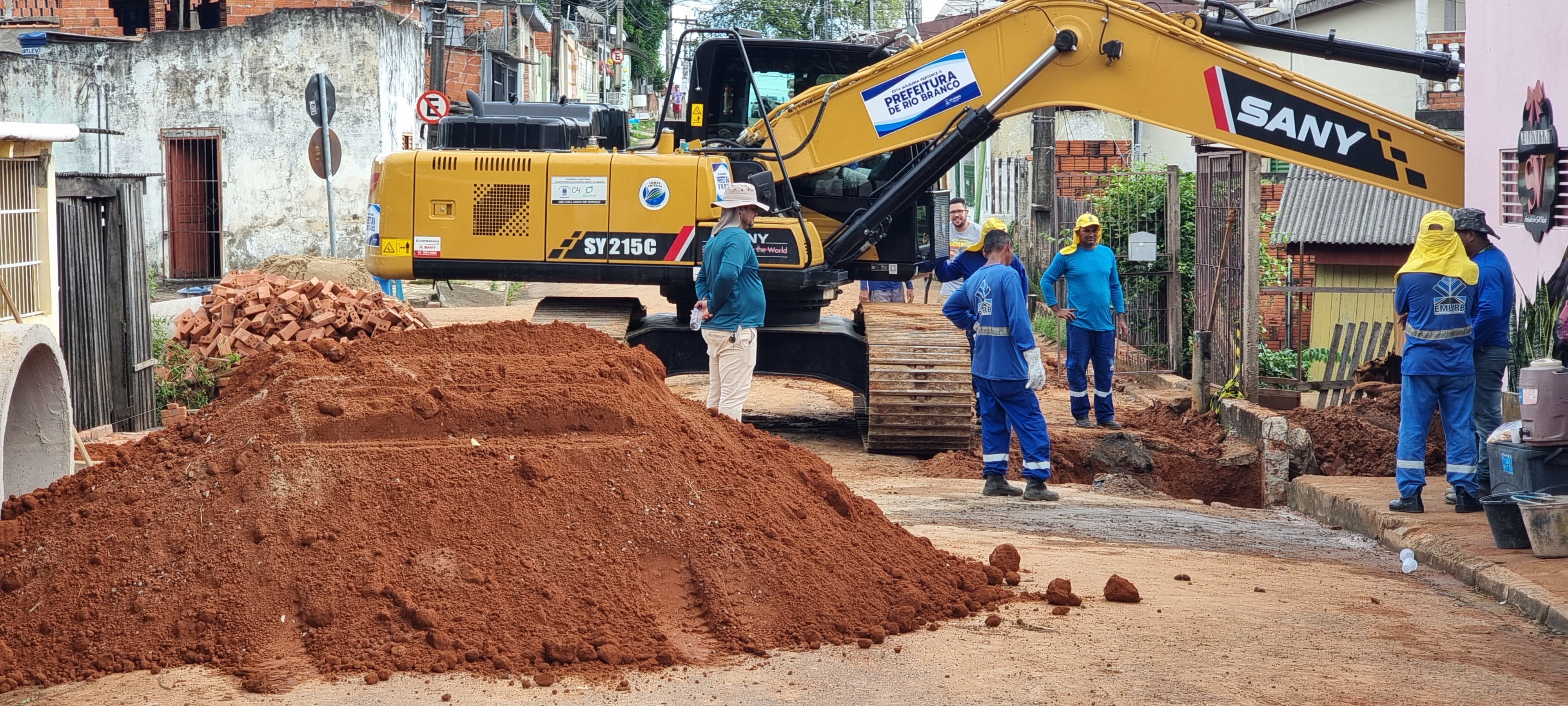 SERVIÇO DE DRENAGEM NA RUA SENADOR KAIRALLA