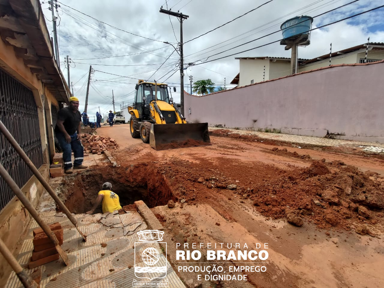 SERVIÇO DE DRENAGEM NA RUA VICENTE PIZON