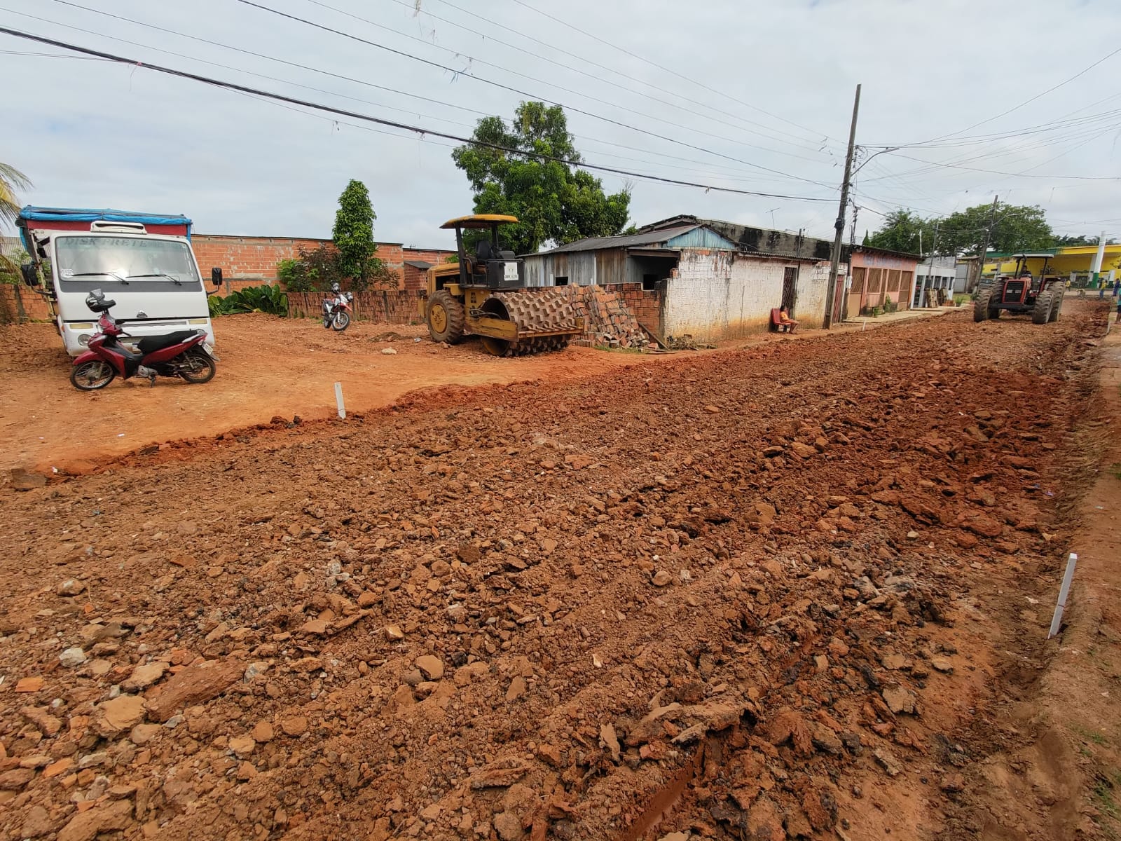SERVIÇO DE TERRAPLANAGEM NA RUA MAJOR SALINAS