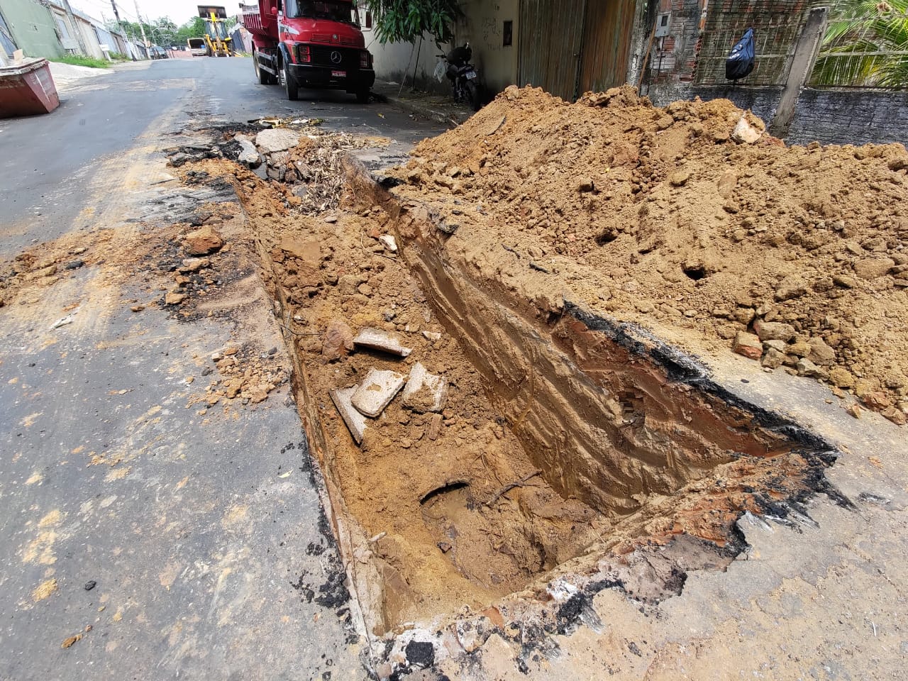 SERVIÇO DE DRENAGEM NA RUA DOS ARBUSTOS