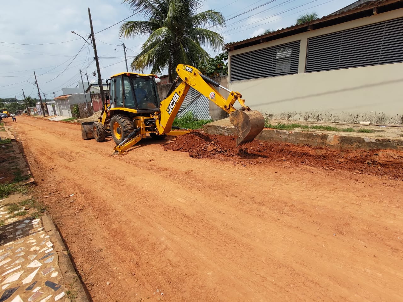 SERVIÇO DE TERRAPLANAGEM NA RUA NOSSA SENHORA APARECIDA