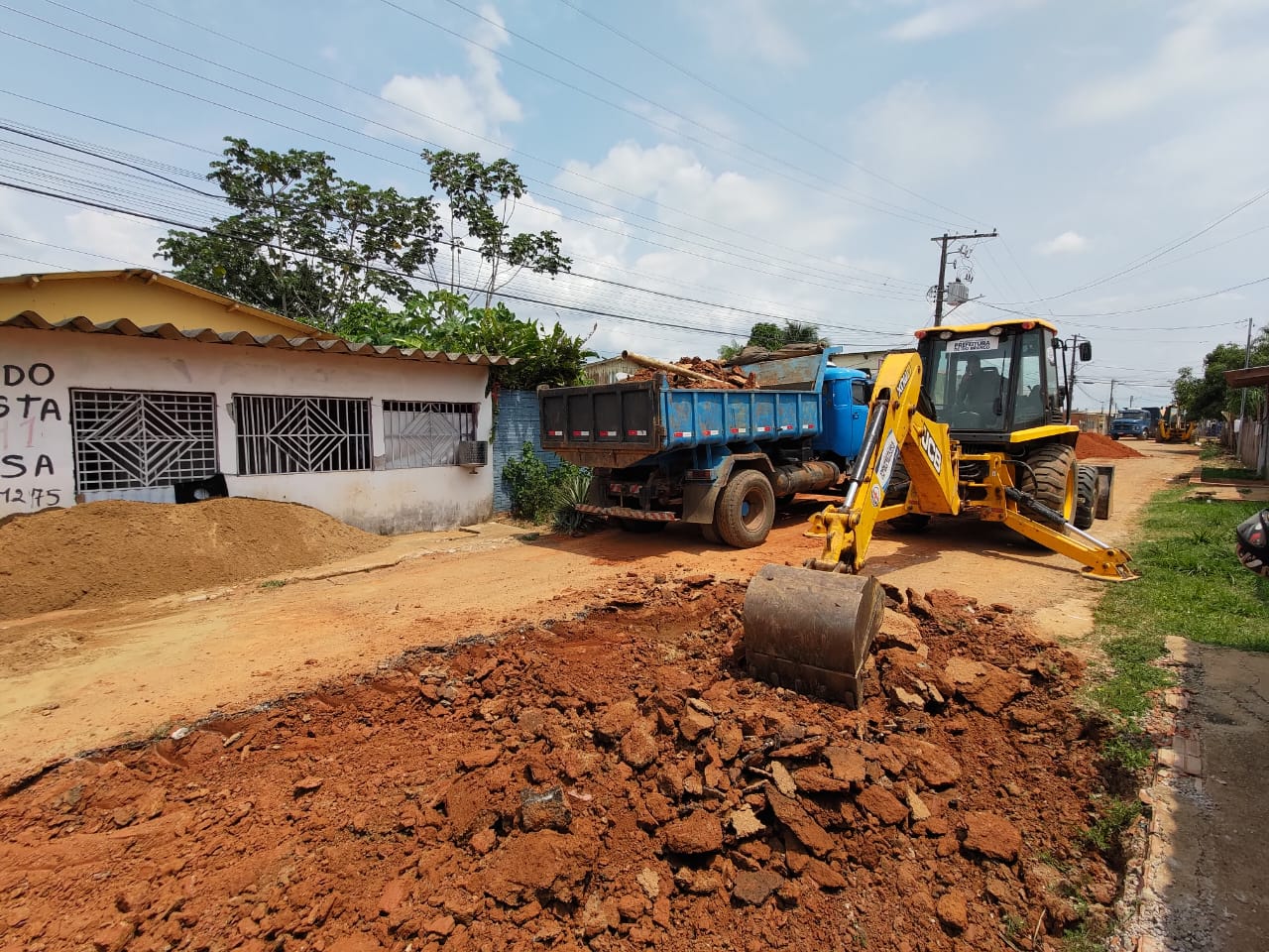SERVIÇO DE TERRAPLANAGEM E DRENAGEM NA RUA RAIMUNDO MELO